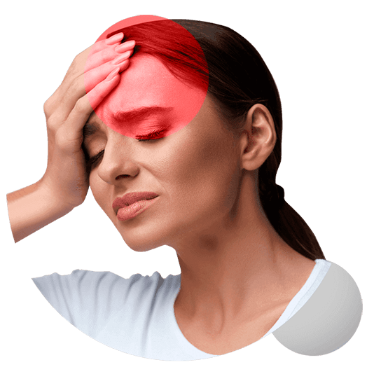 Mujer con dolor de cabeza fuerte